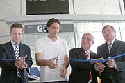 Gemeinsam mit FC-Bayern-Star Luca Toni (3. von links) eröffneten Jörg Eberhart von Air Dolomiti (2. von links) sowie  Dr. Michael Kerkloh ( 5. von links), Chef des Münchner Flughafens und sein Kollege Claudio Mansini (4. von links)  vom Flughafen Rimini symbolisch die neue Verbindung (Foto: Martin Schmitz)